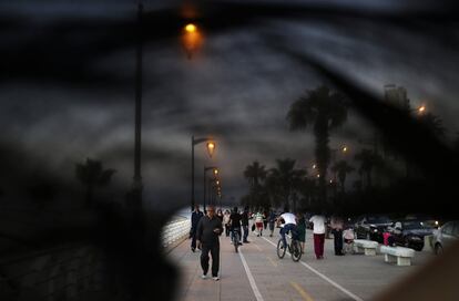 Un paseo por el paseo marítimo de Beirut (Líbano). Una mujer con 'niqab' se cruza con unos jóvenes, ¿cómo se reconocerían en el caso de conocerse?
