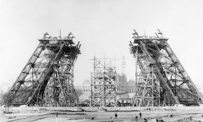 El arranque de la construcción en 1887 de la torre sobre el Campo de Marte. En un primer momento, la torre estaba pensada para construirse al lado del Sena o al lado del Antiguo Palacio del Trocadero (ahora Palais de Chaillot), pero finalmente se instaló en el terreno reservado a la Exposición a modo de puerta de entrada.