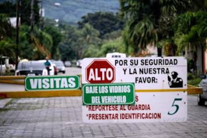 Valla de acceso a las casas en San Pedro Sula.