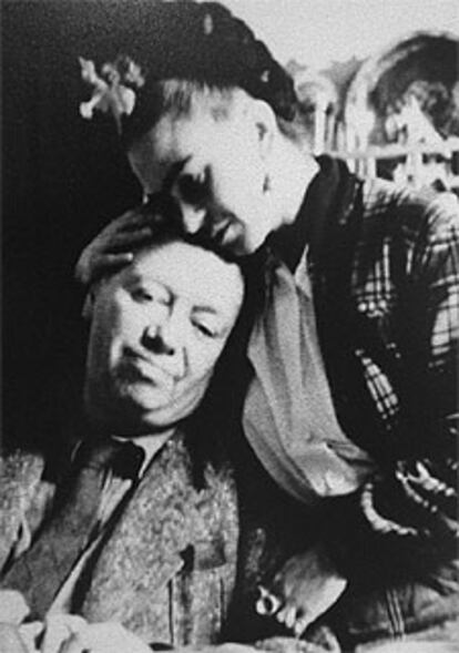 Diego Rivera, el gran muralista mexicano, fue el hombre que marcó la vida de Frida. Fue una relación casi <i>daliniana</i>, marcada por las turbulencias y un reguero de amantes por ambas partes. Rivera consiguió que Frida, que pintaba para sí misma, expusiera sus creaciones, finalmente casi eclipsando al propio muralista.