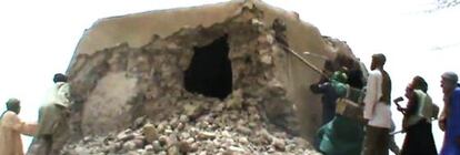Captura de vídeo en la que se ve destrozada la mezquita del Sidi Yahia en Malí.