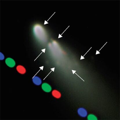 Fragmentos del cometa SW 3 fotografiados con tres filtros y marcados con flechas.