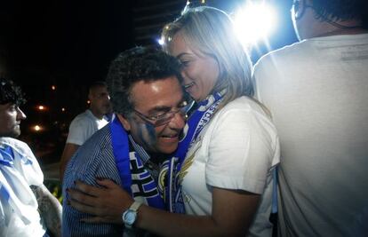 Sonia Castedo y Enrique Ortiz celebran el ascenso del Hércules en 2010, en una imagen que se hizo famosa tras conocerse las presuntas corruptelas entre ambos.