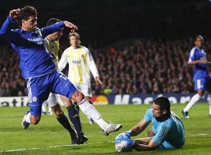 Demirel atrapa el balón en presencia de Ballack.