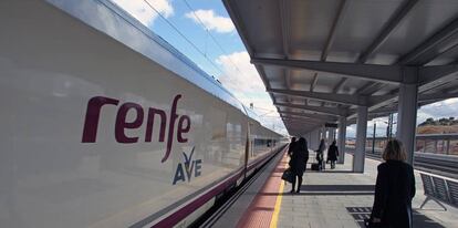 Uno de los trenes AVE de Renfe estacionado.