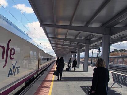 Uno de los trenes AVE de Renfe estacionado.