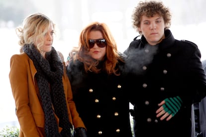 Lisa Marie Presley, con los hijos de su primer matrimonio, Riley y Benjamin Storm. Benjamin se suicidó a los 27 años, en octubre de 2020.