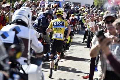 El líder del Tour de Francia corre hacia la meta después de una caída en la duodécima etapa entre Montpellier y Chalet-Reynard.