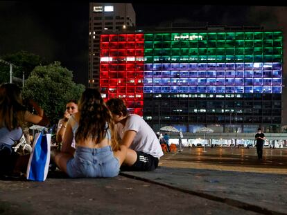 La sede del Ayuntamiento de Tel Aviv, iluminada el día 13 con los colores de la bandera de Emiratos.
