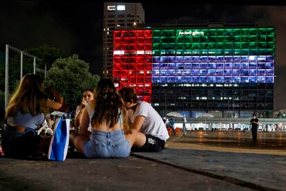 La sede del Ayuntamiento de Tel Aviv, iluminada el día 13 con los colores de la bandera de Emiratos.