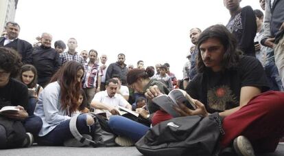 Sentada en la plaza de Taksim en Estambul el pasado 31 de mayo, al cumplirse un a&ntilde;o del inicio de las protestas del parque Gezi.