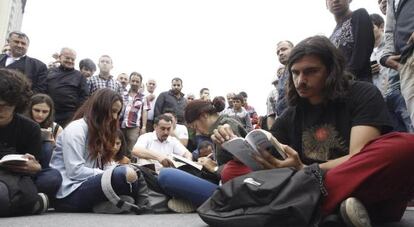 Sentada en la plaza de Taksim en Estambul el pasado 31 de mayo, al cumplirse un año del inicio de las protestas del parque Gezi.