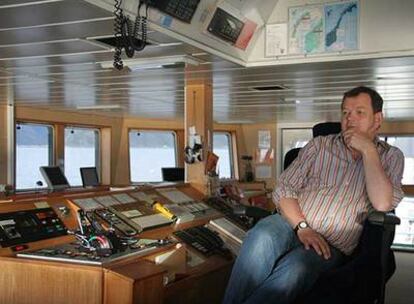 El capitán del 'Jan Mayen', John Almestad, en el puente del buque