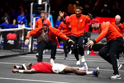 Los jugadores del equipo mundial felicitan a Tiafoe tras la victoria decisiva, este domingo en el O2 de Londres.