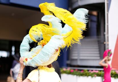 El viento y el mal tiempo han hecho mella en los sombreros de algunas invitadas, como este, compuesto por plumas.