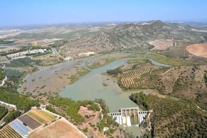 Estado del embalse de Cordobilla, en el río Genil, prácticamente rellenado de lodos.