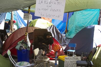 Momento de descanso en medio de la acampada de los indigandos en la Puerta del Sol.