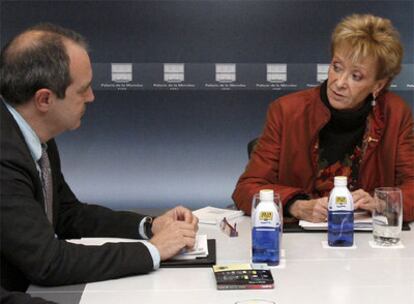 La vicepresidenta María Teresa Fernández de la Vega con el presidente de RTVE, Luis Fernández.