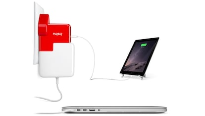 El plugbug es un curioso aparato que puede solucionarte la vida de varias formas. Es un adaptador internacional para viajar al extranjero, se conecta en vertical con el transformador del Macbook para dejar espacio libre y cuenta con un puerto usb para cargar simultaneamente otro dispositivo (41 euros en Fab.com)