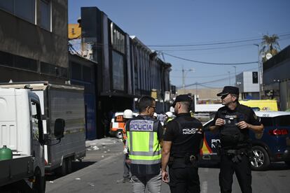 Agentes de policía, el pasado 2 de octubre junto a las discotecas incendiadas la víspera.