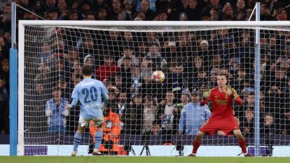 Andriy Lunin detiene el penalti a Bernardo Silva en la tanda de cuartos contra el City, en Mánchester.