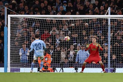 Andriy Lunin detiene el penalti a Bernardo Silva en la tanda de cuartos contra el City, en Mánchester.