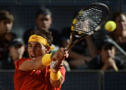 Nadal golpea un revés.
