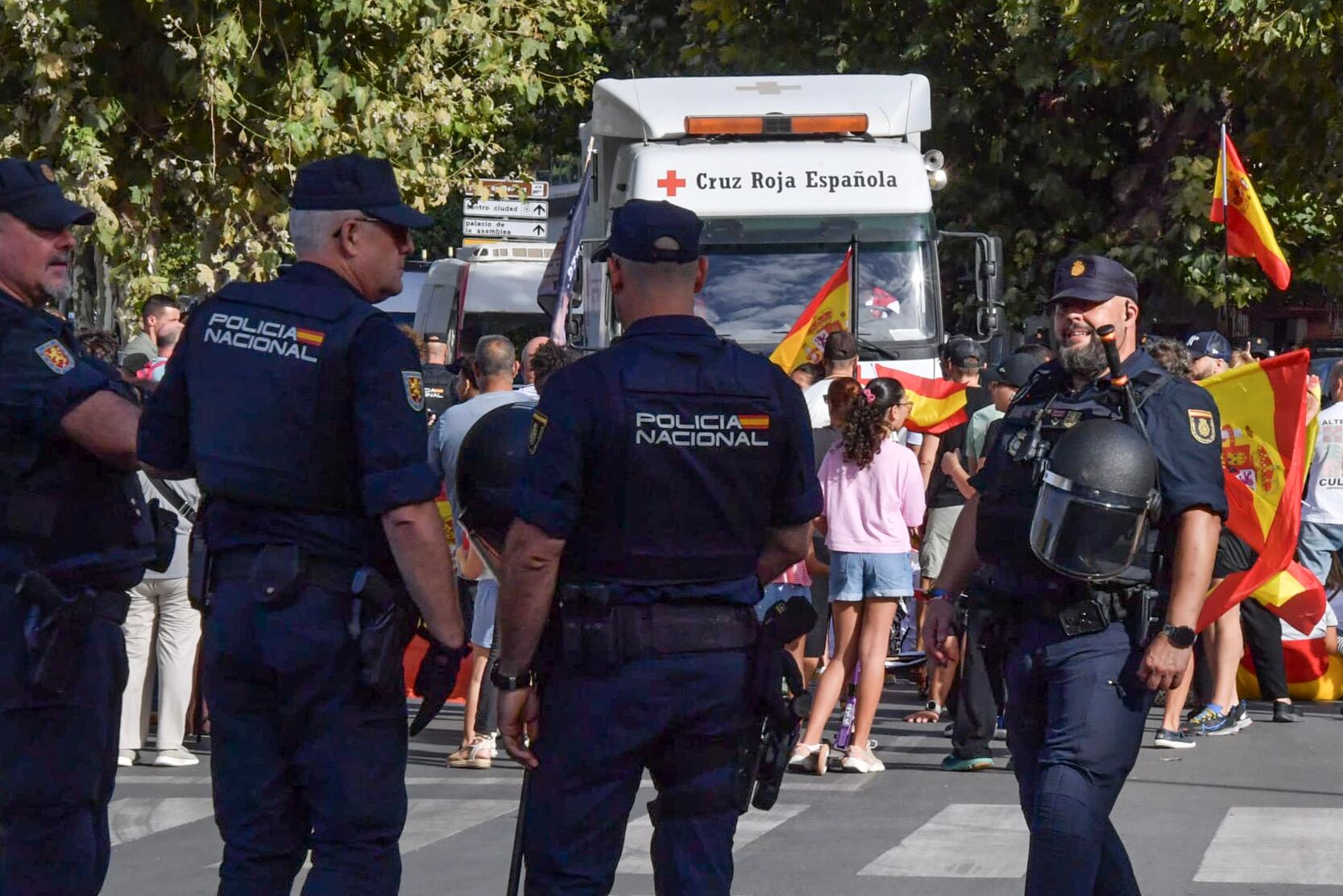 Última hora de la entrada de inmigrantes a Ceuta, en directo | Un centenar de ceutíes corta la carretera para impedir que Cruz Roja lleve comida y agua a la playa de El Trampolín