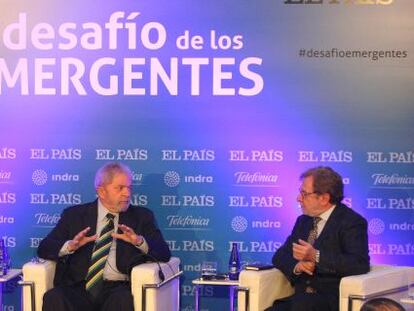 A la derecha, Juan Luis Cebrián, presidente del Grupo PRISA, charla con los expresidentes de Brasil y España, Luiz Inácio Lula da Silva y Felipe González.