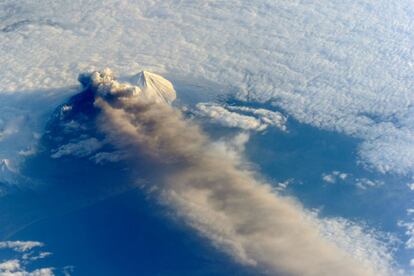 Vista do vulcão Pavlof, situado em Aleutianas, no Alasca, tirada pelos astronautas a bordo da Estação Espacial Internacional (ISS) no dia 18 de maio de 2013.