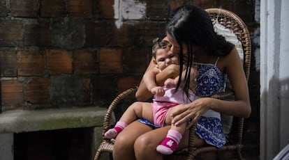 Una madre en un momento de recogimiento con su hija afectada por microcefalia. A menudo, las madres se quedan solas ante la responsabilidad de cuidar de estos niños con discapacidad.