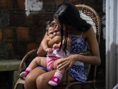 Una madre en un momento de recogimiento con su hija afectada por microcefalia. A menudo, las madres se quedan solas ante la responsabilidad de cuidar de estos niños con discapacidad.