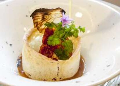 Sopa de ajo morado de Las Pedroñeras, del restaurante Adunia, en Madrid.