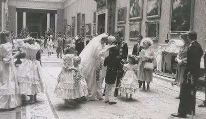 Diana, Carlos y la Reina Madre mientras saludan a unos ni&ntilde;os dentro del Palacio Real.