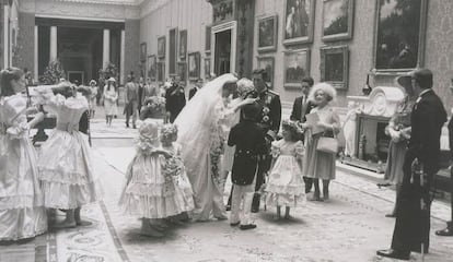 Diana, Carlos y la Reina Madre mientras saludan a unos niños dentro del Palacio Real.