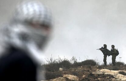 Fuerzas de seguridad israeles apuntan a manifestantes durante las protestas palestinas en Kfar Qaddum.