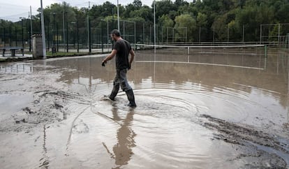 Padel tennis courts in Sant Quirze de Besora (Barcelona) left flooded Monday after heavy rainfall.