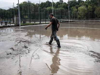 Padel tennis courts in Sant Quirze de Besora (Barcelona) left flooded Monday after heavy rainfall.