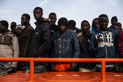 Un grupo de inmigrantes a bordo de un barco de Salvamento Marítimo tras ser rescatados en aguas del Mar de Alborán. Debido a la gran afluencia de pateras, la ciudad de desembarco variará en función del espacio disponible para su acogida. Los inmigrantes del Aquarius, atracado en Valencia, recibieron una autorización de residencia de 45 días, permiso que prevé la ley de extranjería por circunstancias excepcionales, en este caso humanitarias. A los que llegan en patera a Andalucía, normalmente se les abre expediente para su devolución por haber intentado entrar irregularmente.