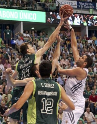 Fran Vázquez tapona a Felipe Reyes.