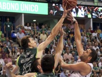 Fran V&aacute;zquez tapona a Felipe Reyes.