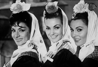 Lola Flores (primera por la izquierda), junto a Carmen Sevilla y Paquita Rico, en la película 'El balcón de la luna', dirigida por Luis Saslavsky en 1961.