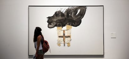 Obra 'Les Jambes', de Antoni Tàpies. El museo tiene 90 obras con un llamativo toque de atención a disciplinas como el vídeo y la instalación.