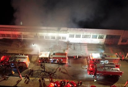 Los bomberos intentan controlar el incendio en uno de los almacenes de la Cinemateca brasileña el 29 de julio en São Paulo.