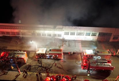 Bombeiros tentam conter as chamas do incêndio em um dos armazéns na Cinemateca Brasileira em São Paulo, 29 de julho 