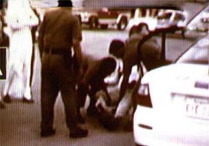 Imagen tomada de la televisión saudí que recoge el momento el que la policía socorre a Frank Gardner y Simon Cumbers.