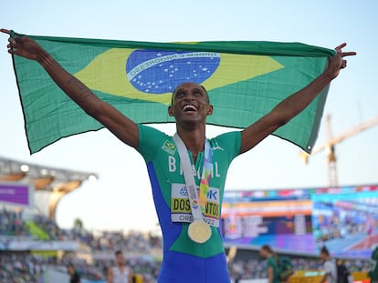 Alison dos Santos celebra su medalla de oro en el 400m vallas masculino, donde rompió el dominio del noruego Warholm.