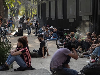 Jóvenes consumen marihuana al exterior del Senado de la República, en febrero de 2021.