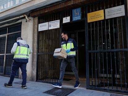 Agentes de la policía salen del edificio donde investigan la muerte del canónigo emérito de la Catedral de Valencia, el martes pasado.