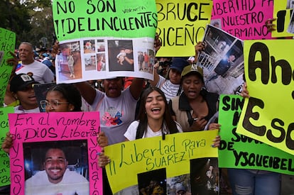 Familiares Arturo Suárez y de otros venezolanos deportados a El Salvador protestan para exigir su liberación en Caracas, el pasado 18 de marzo.